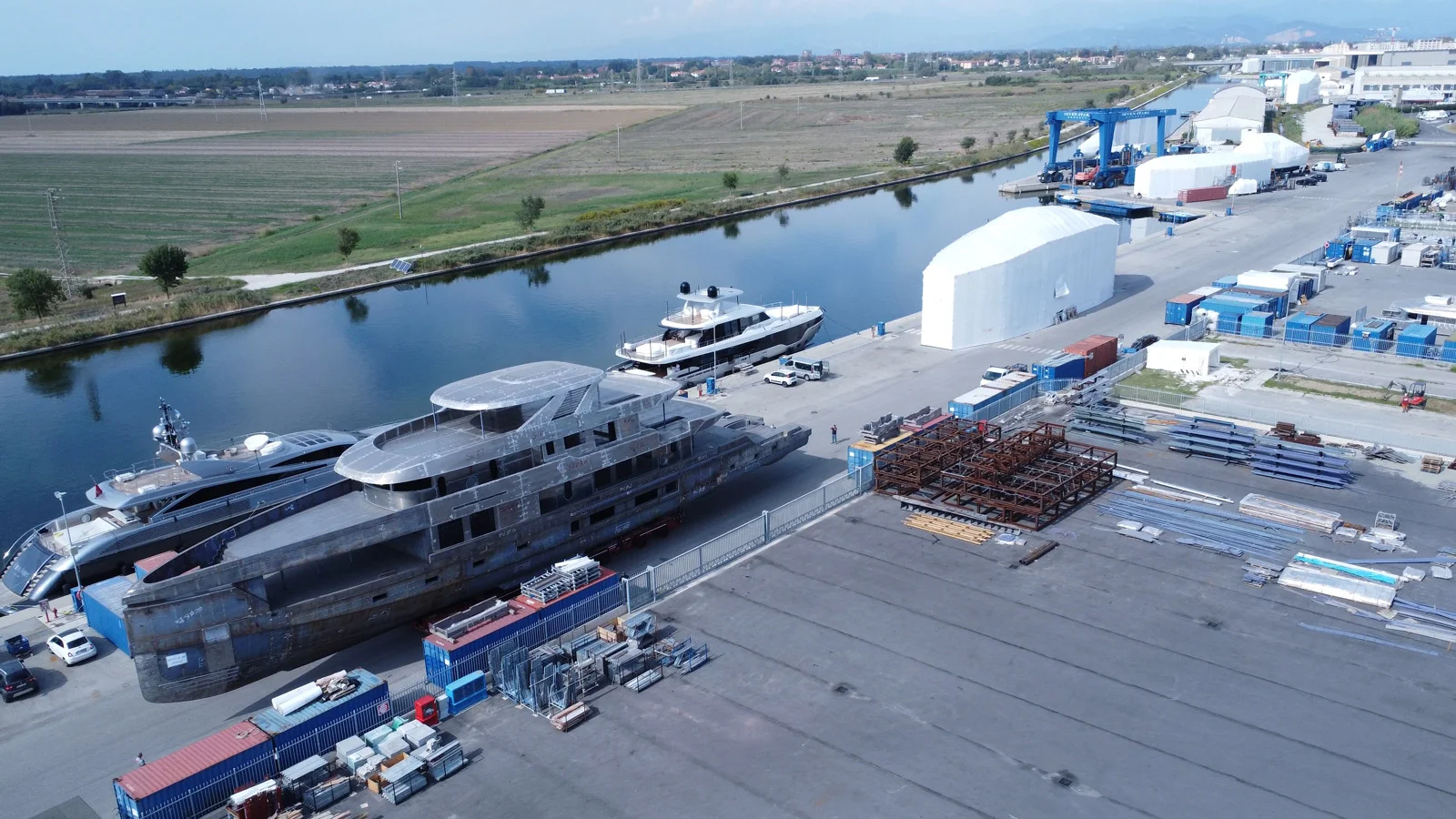 Корпус суперъяхты Amer 499 Spacesplorer на площадке верфи Amer Yachts