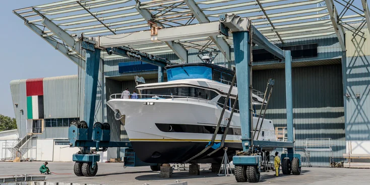 Спуск на воду первого корпуса Nomad 101 на площадке верфи в Умм-эль-Кувейне, ОАЭ