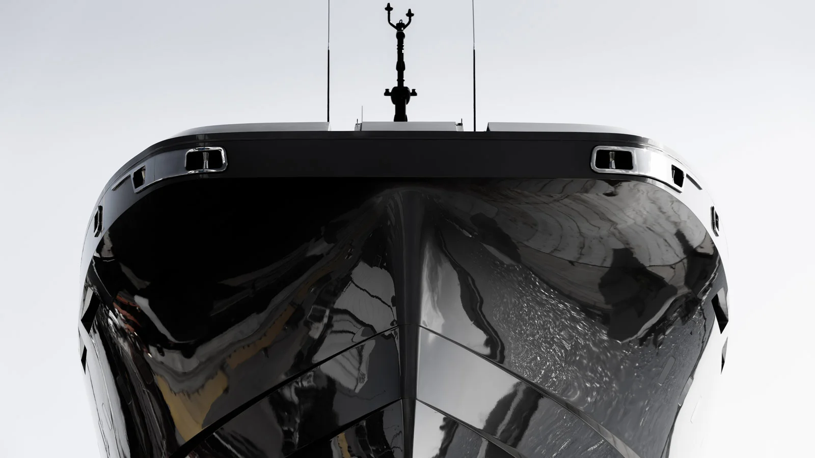 Носовая часть Alia Yachts Atlantide выполнена в стилистике авианосцев