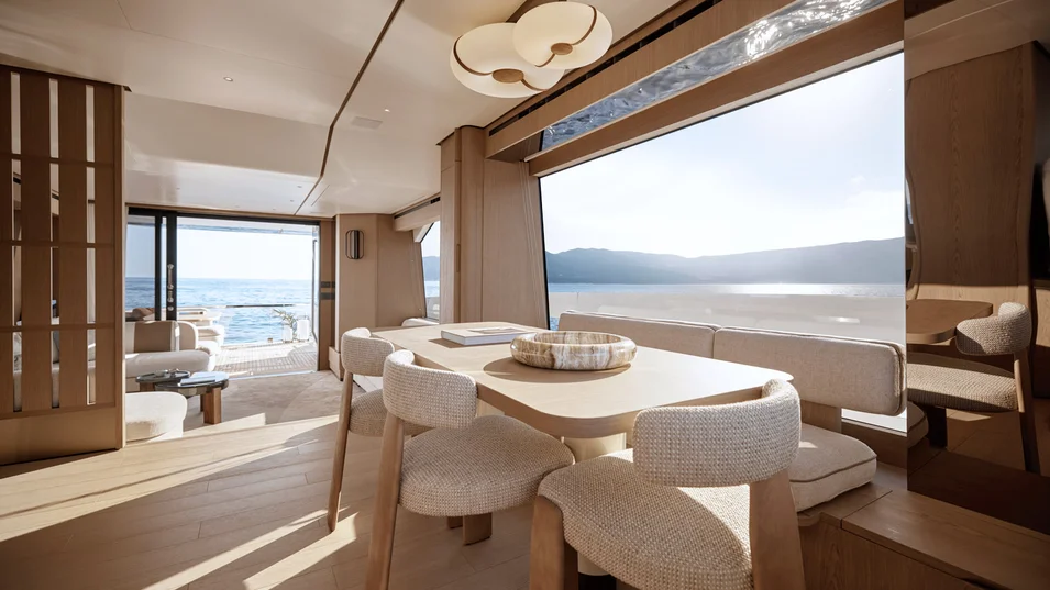 Столовая в основном салоне Azimut Fly 70