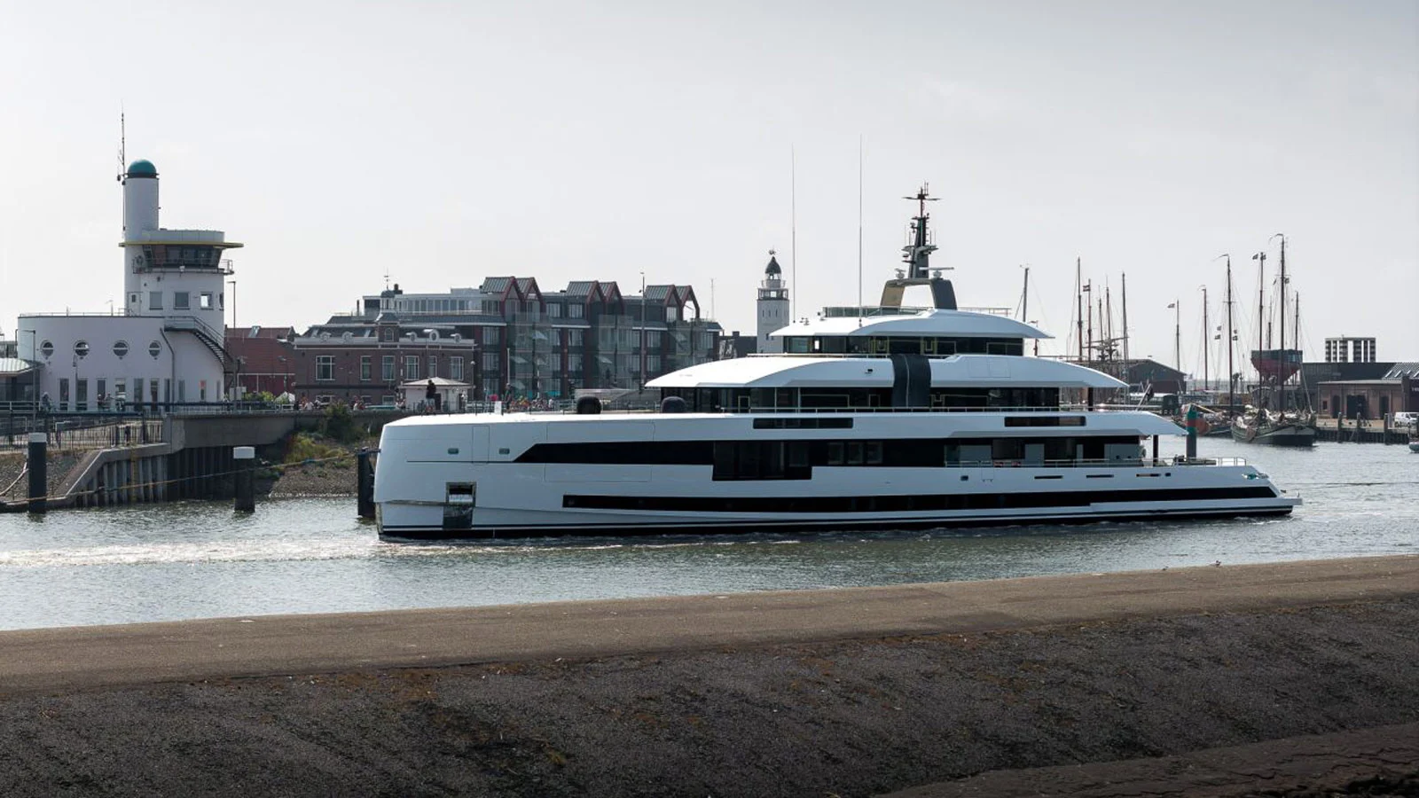 Экстерьер четырехпалубной Heesen Setteesettanta создавала студия Omega Architects