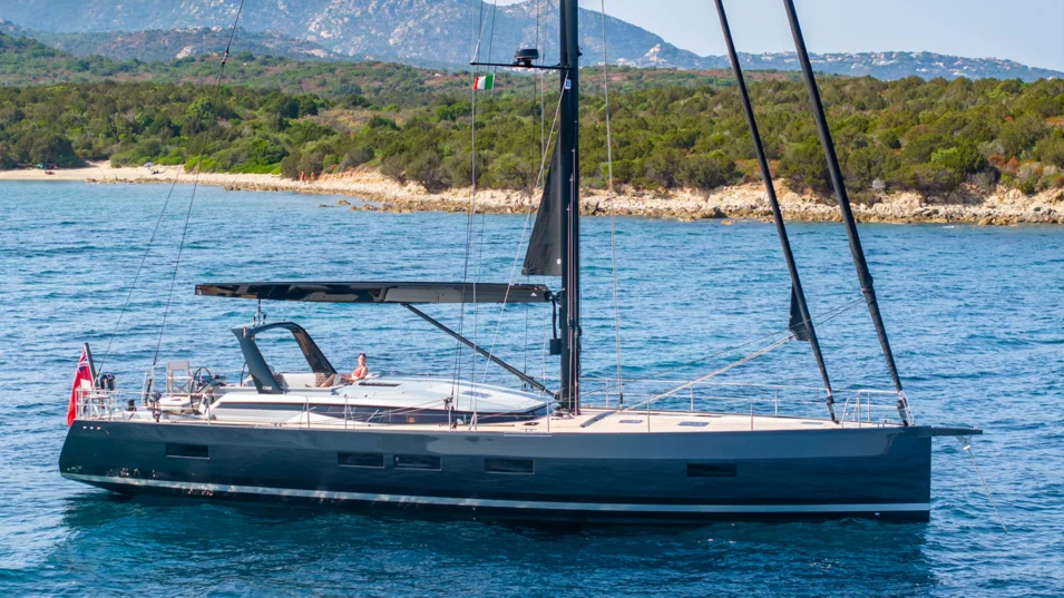 Экстерьер CNB 62 создавала студия Philippe Briand Yacht Design