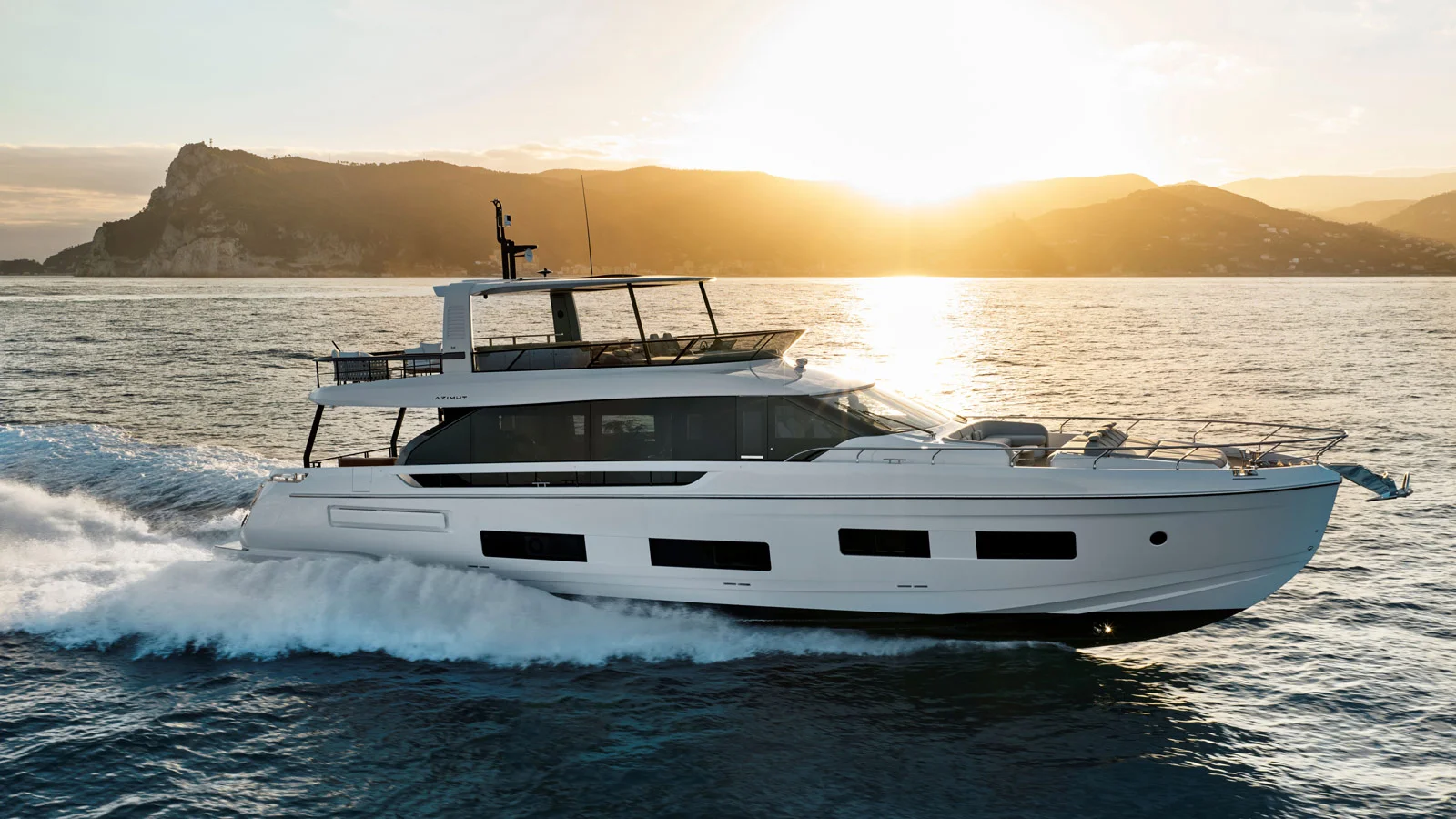 Экстерьер 24.8-метрового флайбриджного флагмана Azimut Fly 82 разработал Альберто Манчини (Alberto Mancini)