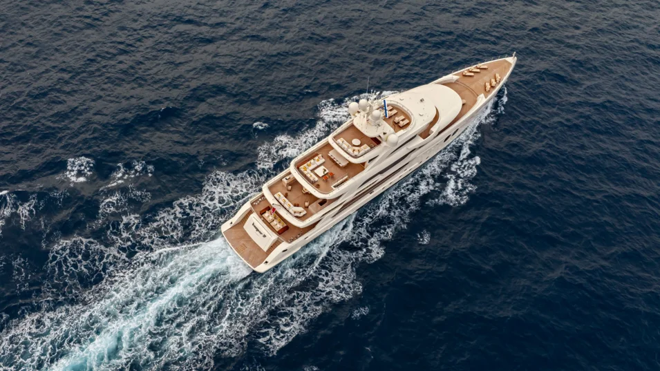 Сверху видно, что на Benetti Kasper 7 огромное количество открытых зон