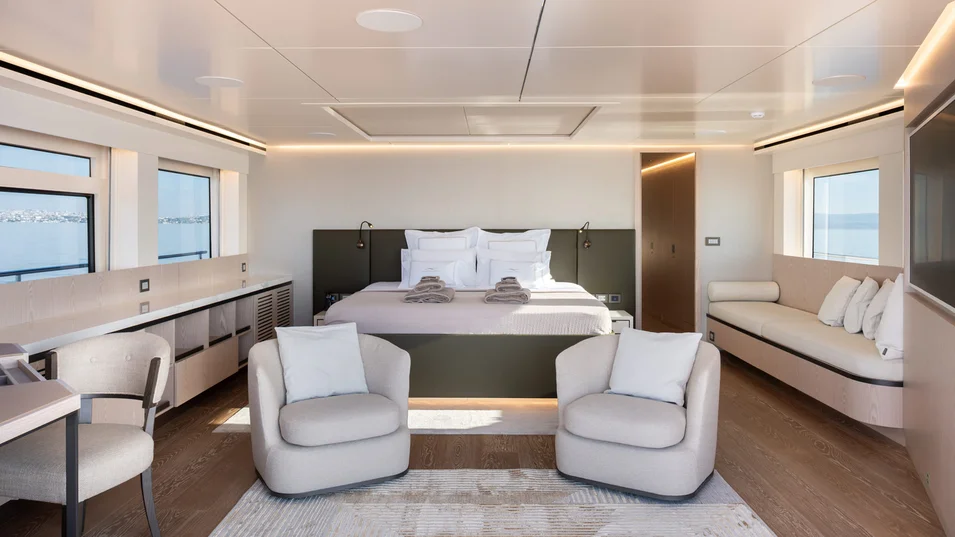 Мастер-апартаменты на главной палубе Numarine Mitan
