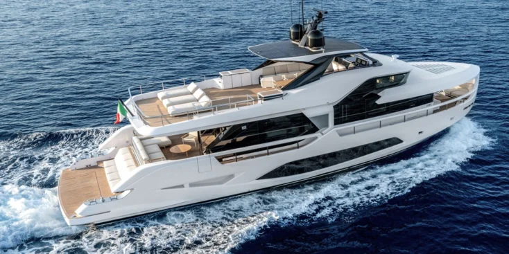 Ferretti Infynito 80