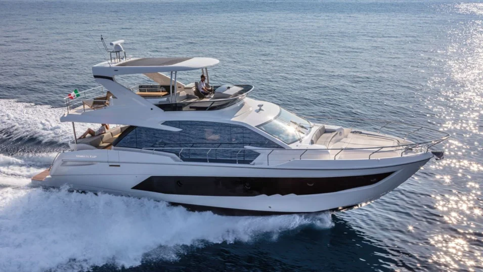 Flybridge yacht (Absolute 62 Fly)