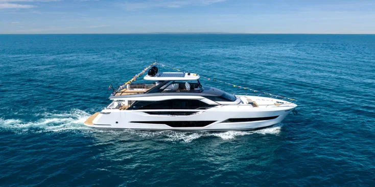 Первый корпус новой Ferretti Yachts 800 был спущен на воду на площадке верфи в Каттолике