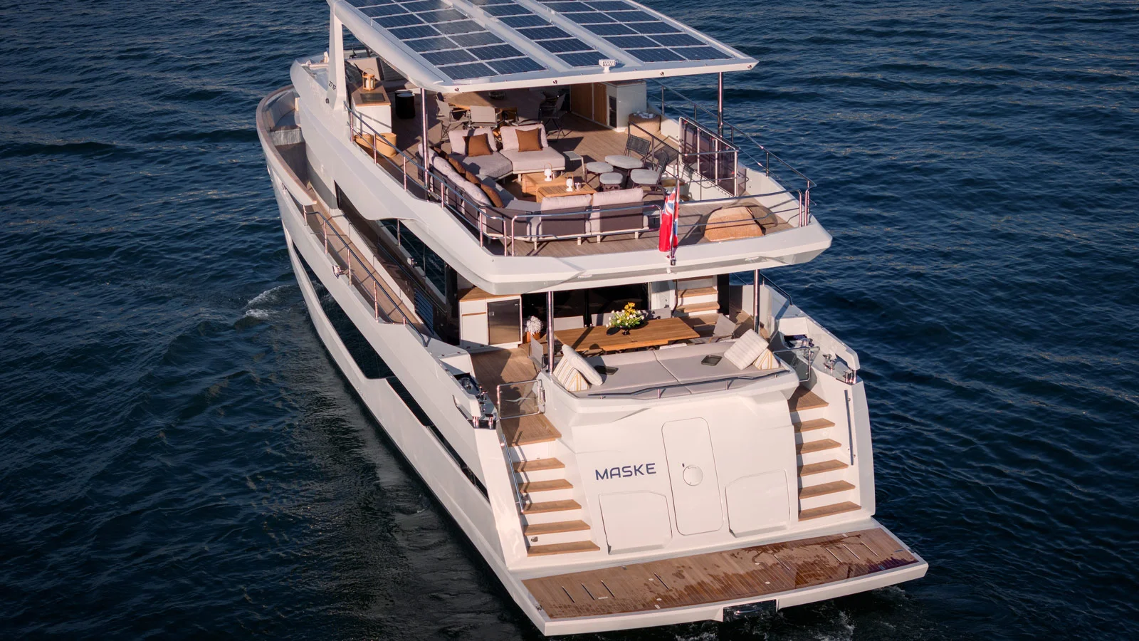 Accoring to the yard, the Numarine 27XP can boast the largest flybridge in her class