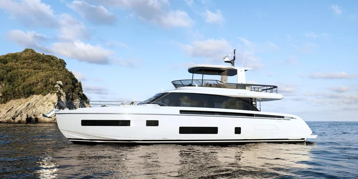 Дизайн экстерьера Azimut Fly 70 разрабатывала студия Альберто Манчини