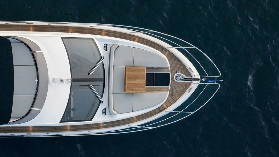 Фордек Sunseeker Manhattan 56 можно использовать как для завтраков, так и для загорания