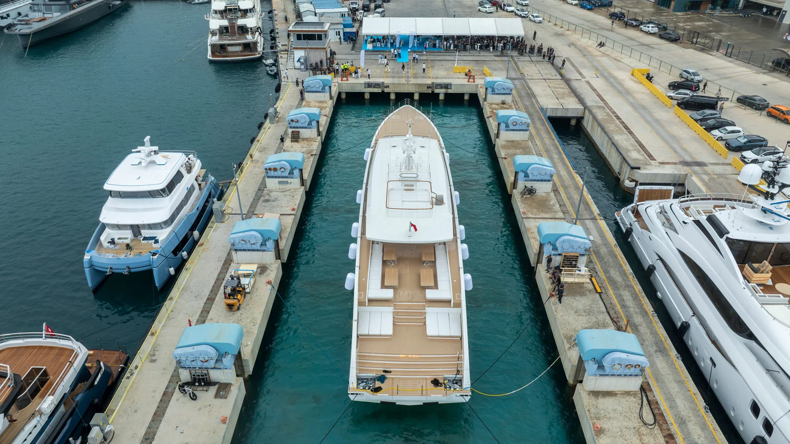 На Alia Yachts Genie Blu сделана массивная кормовая часть, спускающаяся террасами к воде