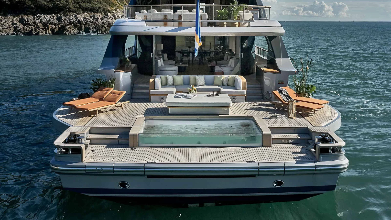 Кормовая часть Benetti Oasis 40M с бассейном и лаунджем