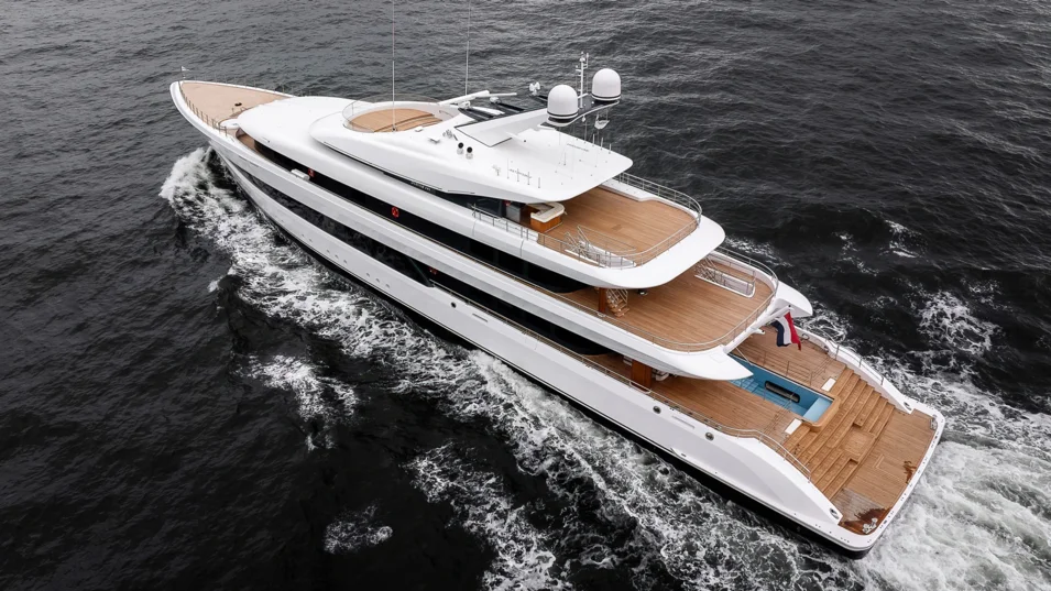 В кормовых частях палубе Feadship Stella M сделаны огромные пространства для отдыха на свежем воздухе