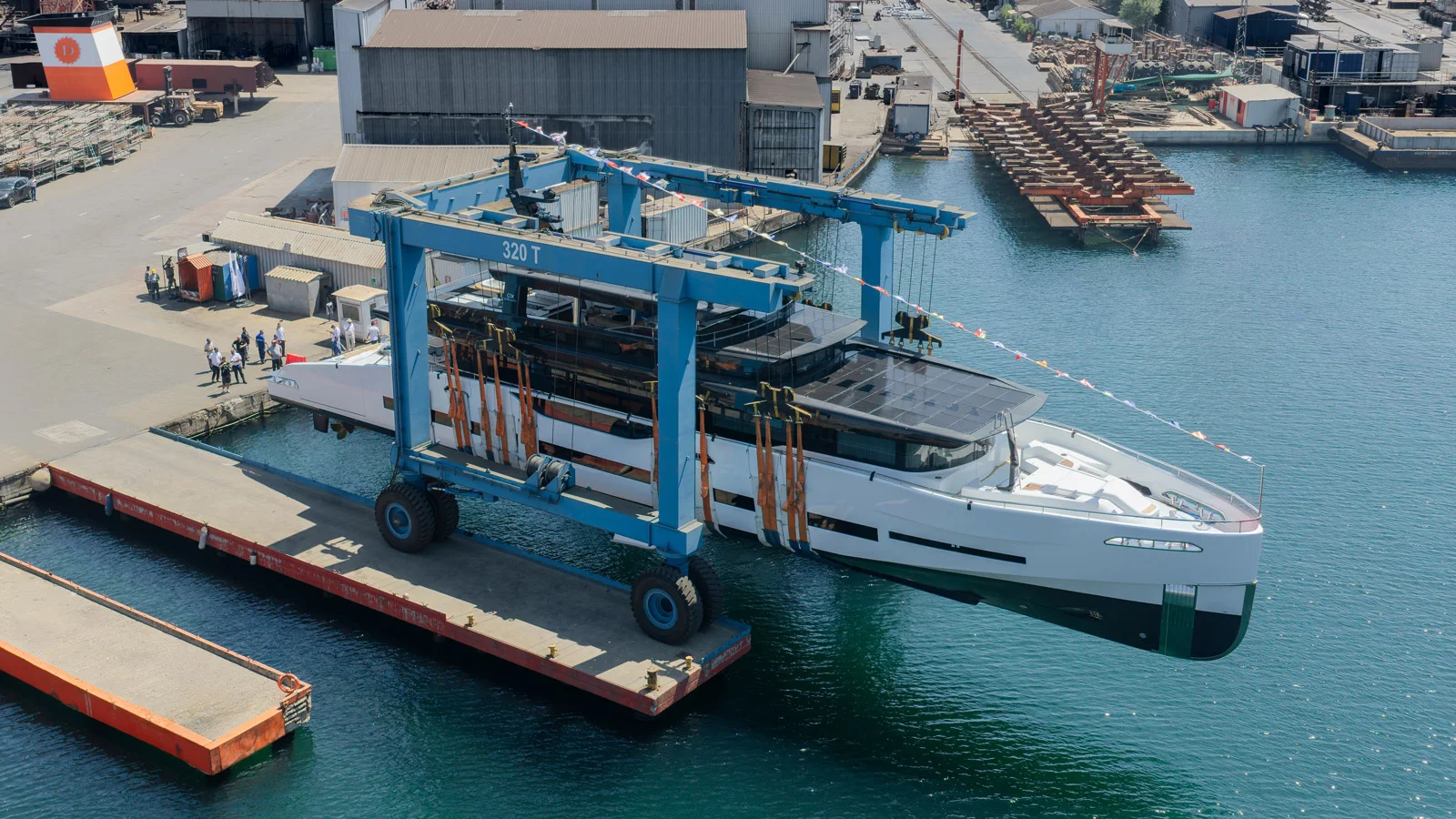 Спуск на воду гибридной суперъяхты GX42 на производственной площадке SES Yachts в городе Тузла