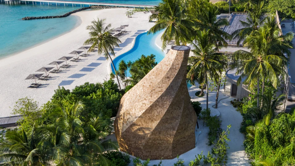 Библиотека в виде раковины на курорте St. Regis Maldives Vommuli Resort