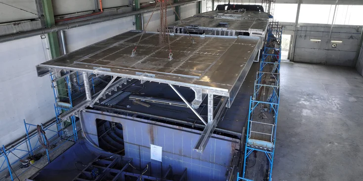 В настоящее время на верфи начали возводить алюминиевую надстройку Cantieri di Pisa Custom 40