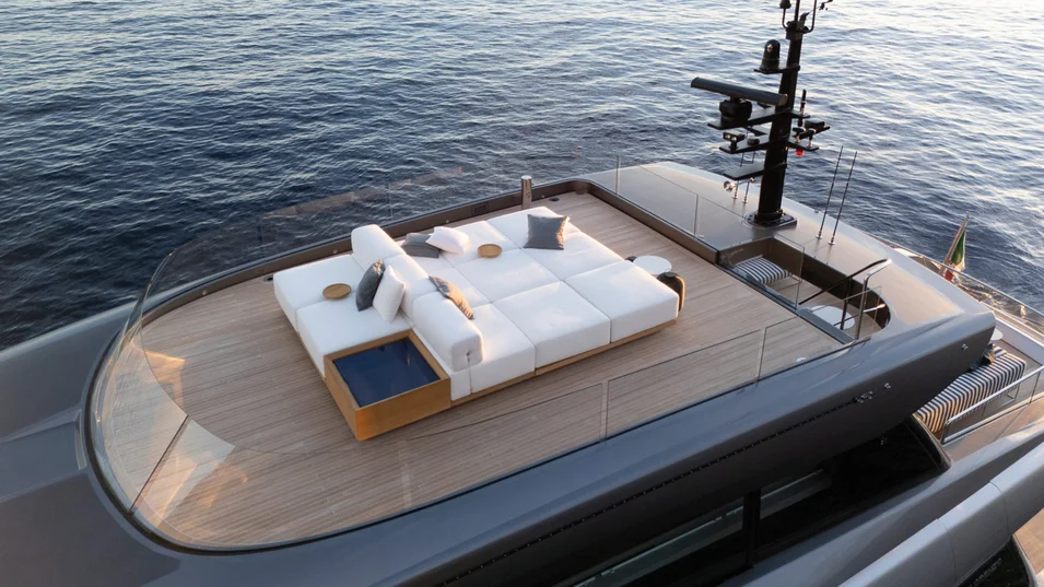 Сандек на Sanlorenzo SX120 довольно компактный, но многофункциональный островок Smart Island допускает разные варианты его использования