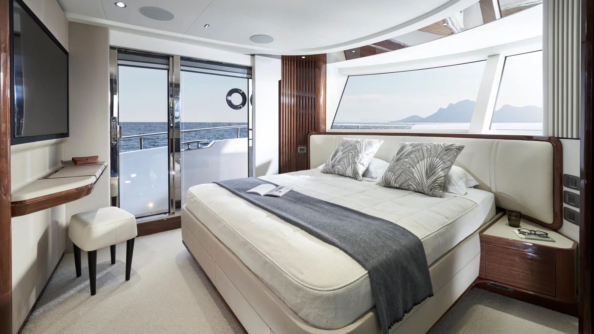 Princess X80: an option with a master cabin in the bow part of the main deck