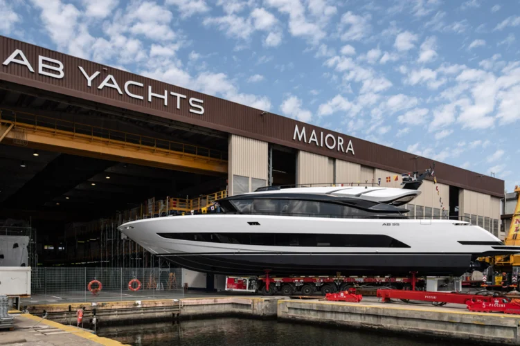 Спуск на воду модели AB 95 на площадке Next Yacht Group в Виареджо