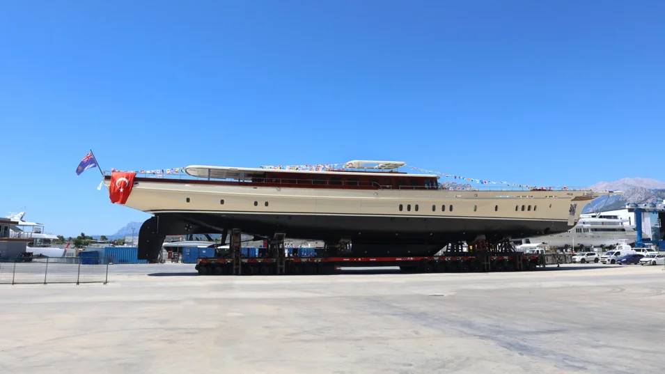 The Ares Simena features a carbon-epoxy superstructure