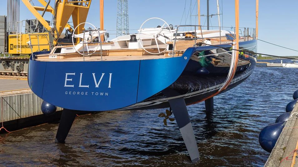 Корпус Swan 80 Elvi изготовлен из сверхлегкого карбонового композита