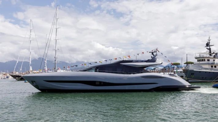 M/Y Glida (Mangusta 104 REV)