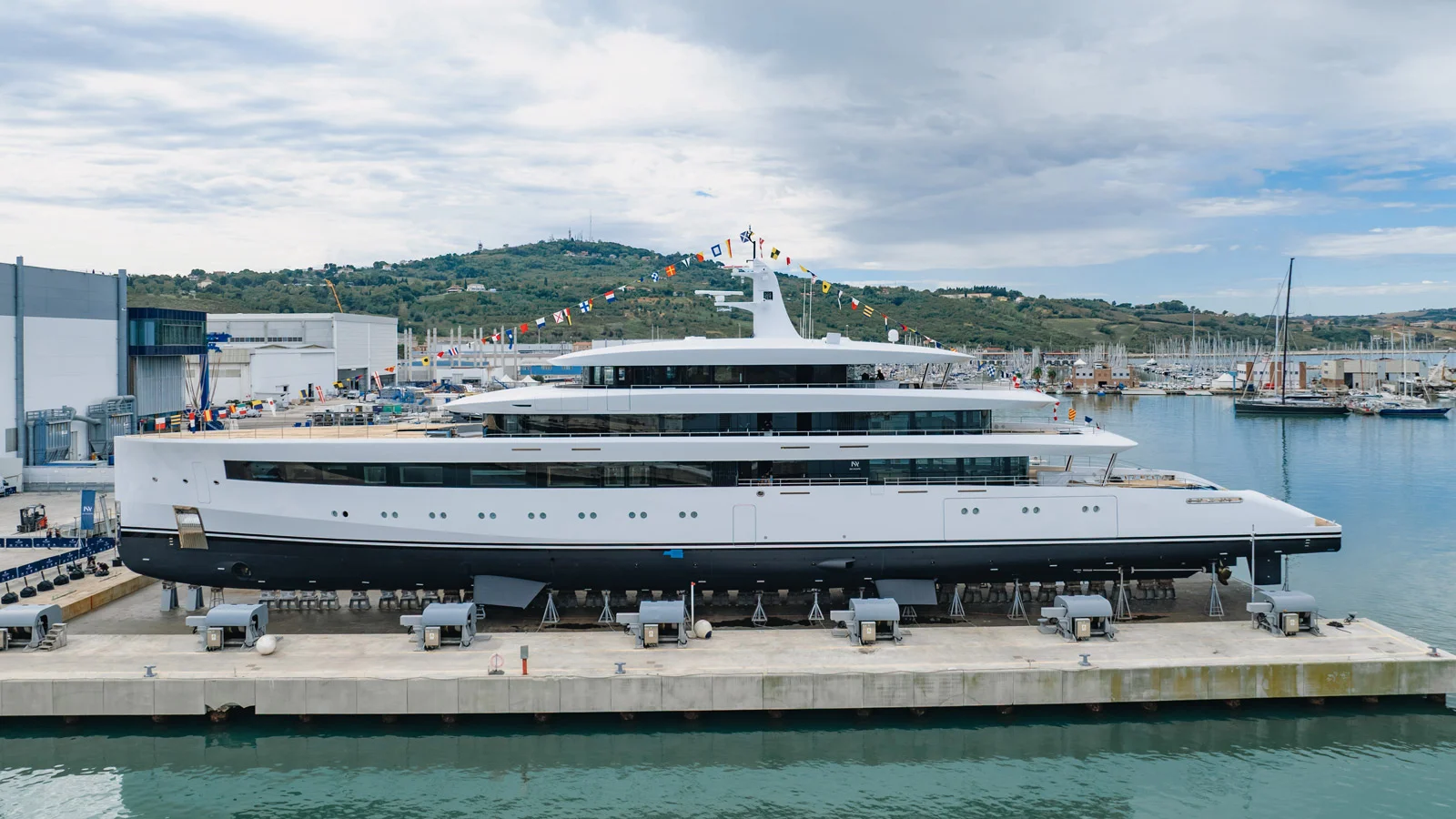 Экстерьер ISA Custom 80m Belita разрабатывала студия Espen Øino International