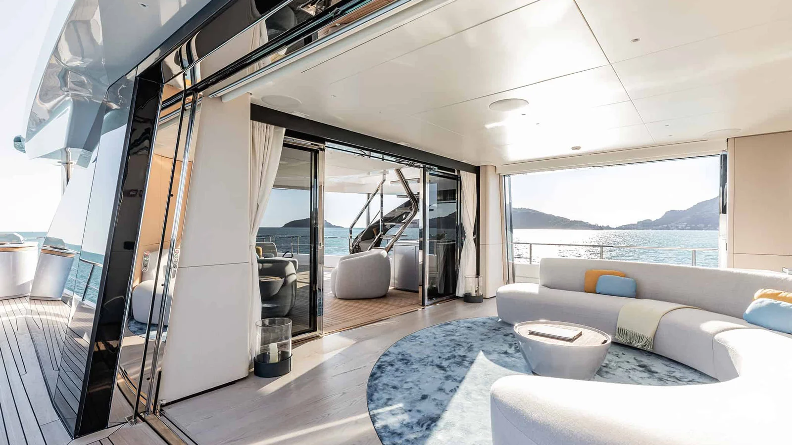 Skylounge on the Azimut Grande 36M (35.29 m, 2022) can be opened on three sides