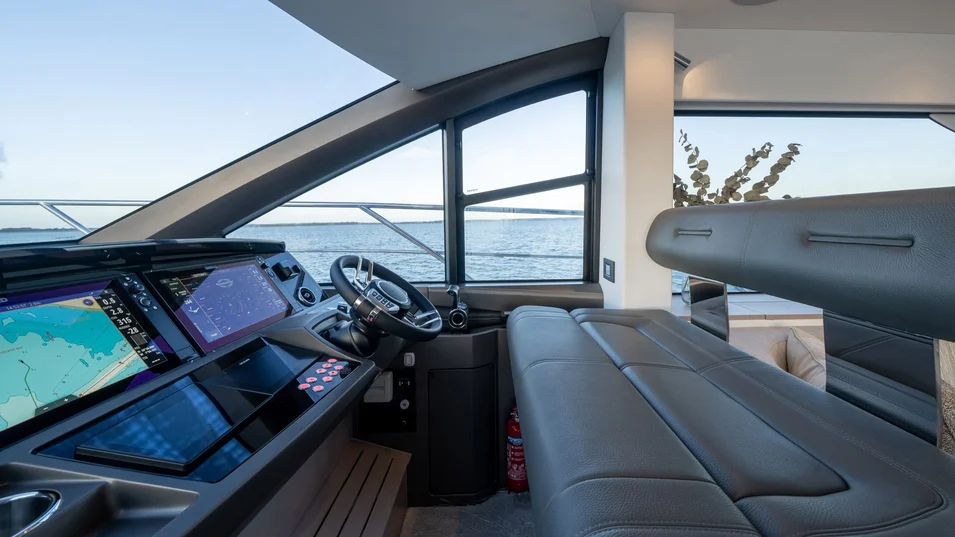Двухместный пост управления на Sunseeker Manhattan 56