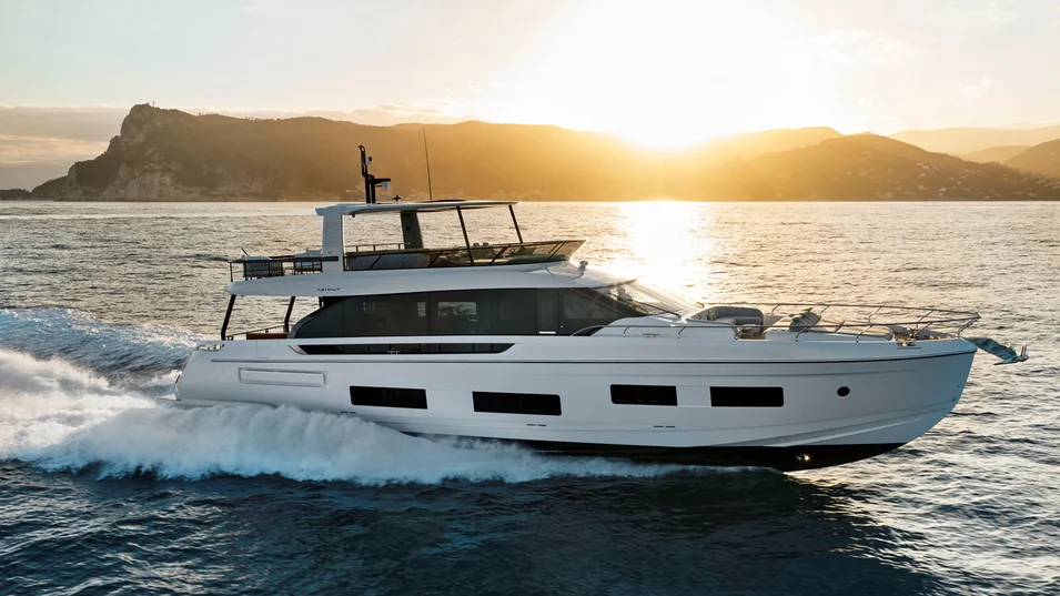 Экстерьер 24.8-метрового флайбриджного флагмана Azimut Fly 82 разработал Альберто Манчини (Alberto Mancini)