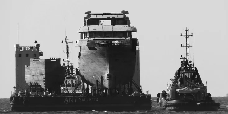 На итальянской верфи ISA Yachts приступили к оснастке второго корпуса суперъяхты ISA Classic 65M