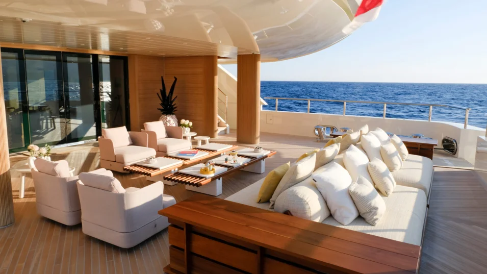 Лаундж в кокпите на главной палубе Benetti Kasper 7