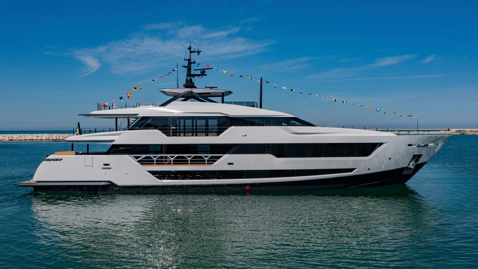 The design of the Custom Line 140 supeyacht was developed by Ferretti Group departments
