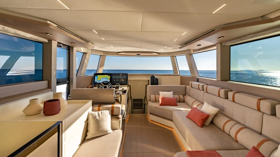 Lounge area on board the Pardo Endurance 72