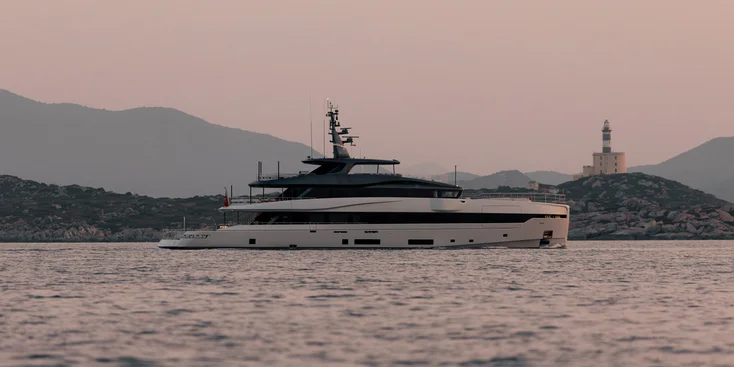 В экстерьере Nolimits Gemini от Fulvio De Simoni Yacht Design сразу распознаются фамильные черты суперъяхт Rossinavi