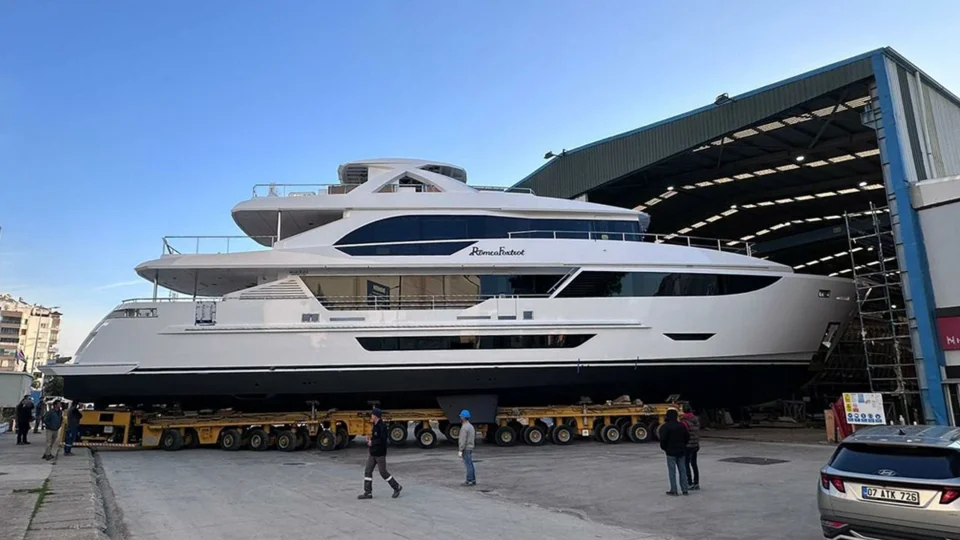 The Romeo Foxtrot yacht has a length of 36.1 m and a beam of 7.8 m