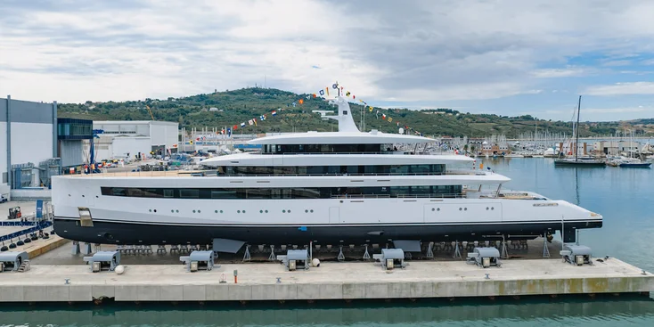 Экстерьер ISA Custom 80m Belita разрабатывала студия Espen Øino International