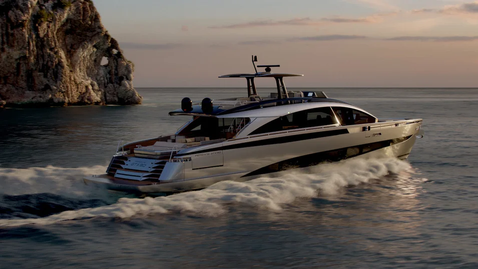 Максимальная скорость Pershing GTX90 &ndash; 35 узлов