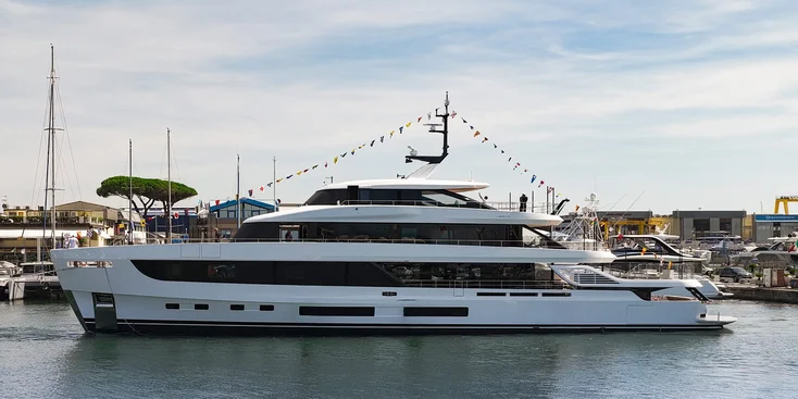 Спуск на воду первого корпуса Azimut Grande 44M состоялся в начале июля 2026 года