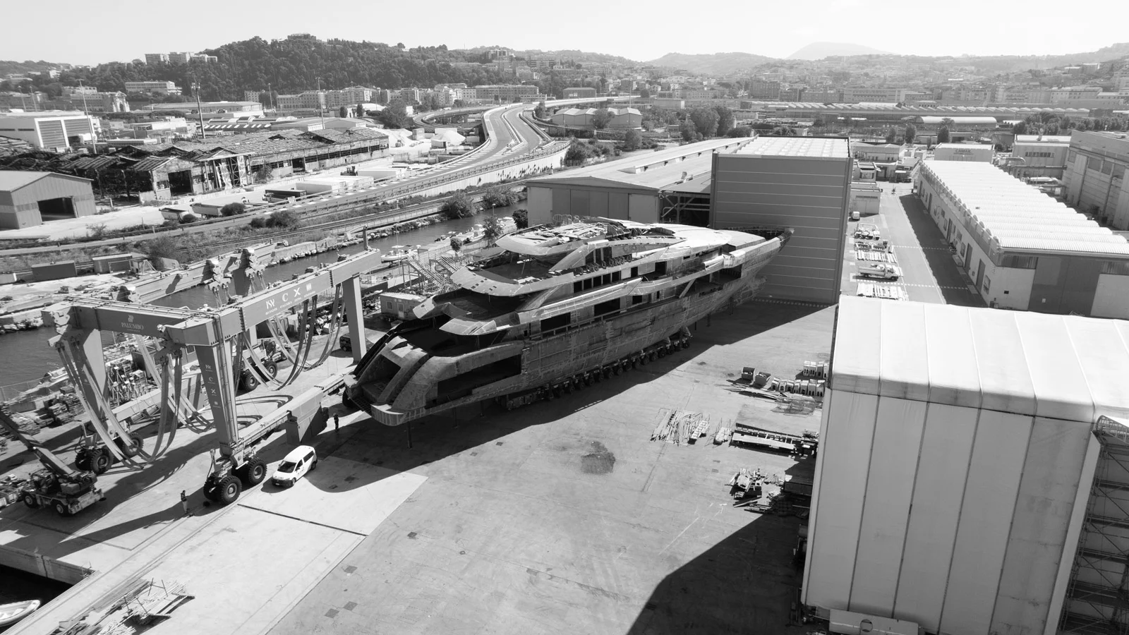 Второй корпус ISA Classic 65M на производственной площадке верфи ISA Yachts