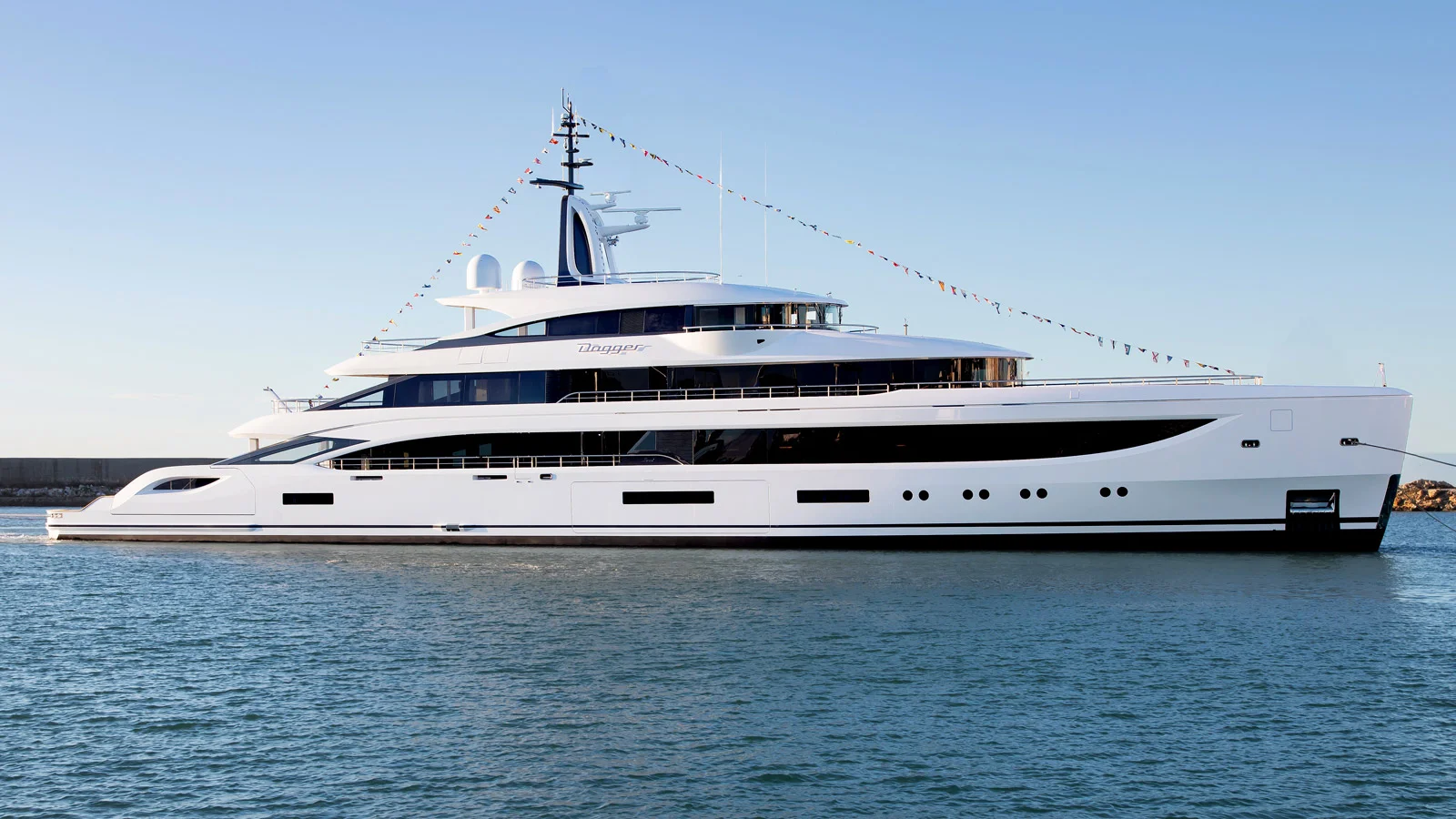 Symmetry и Dagger – первые яхты в серии Benetti B.Now 67M, получившие гибридную силовую установку