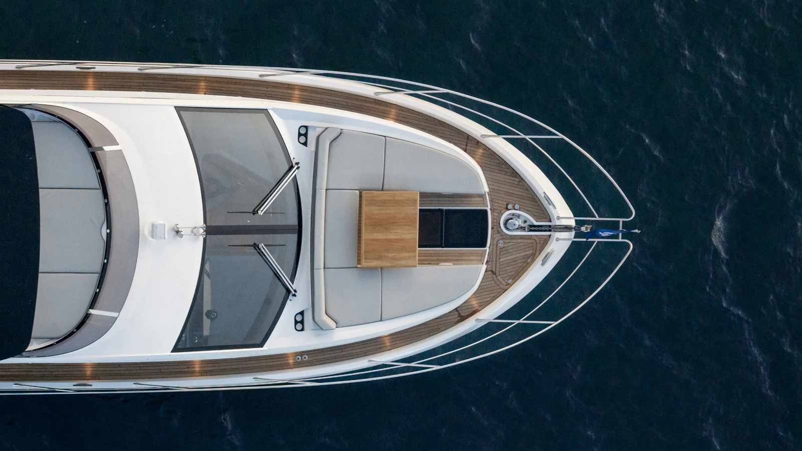 Фордек Sunseeker Manhattan 56 можно использовать как для завтраков, так и для загорания