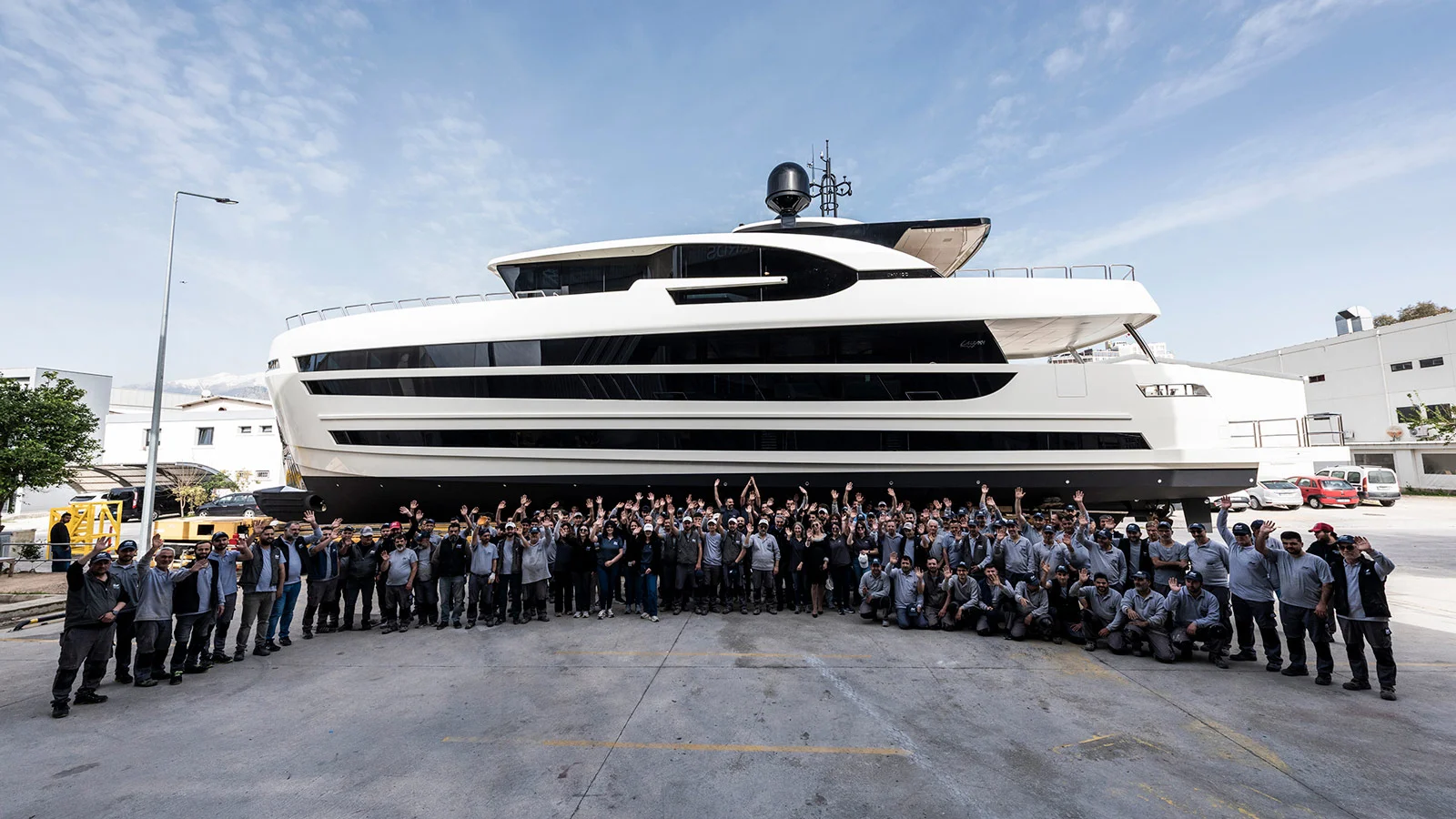 Lazzara Yachts' team and the first UHV 100 hull