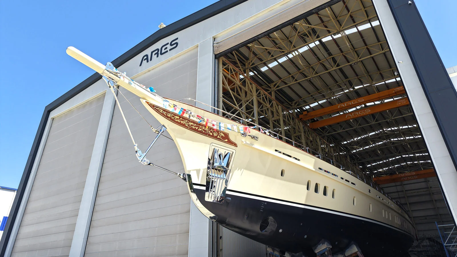With a length of 61.61 m, the Ares Simena is among the Top 25 largest sailing yachts in the world