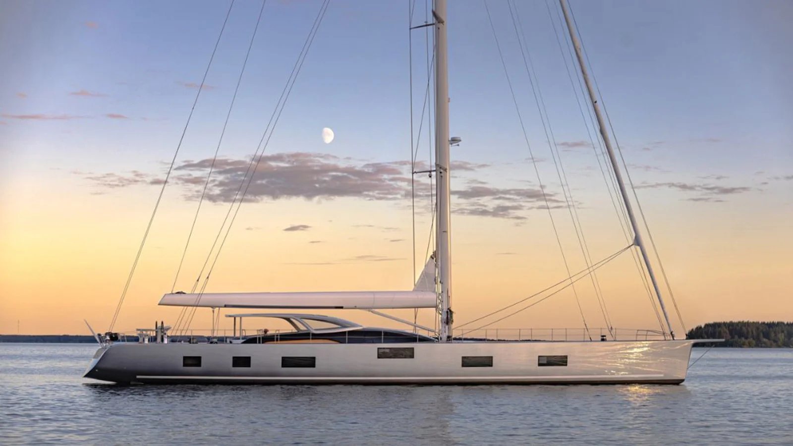 Эффектный экстерьер Baltic 121 Custom Alice – заслуга студии Malcolm McKeon Yacht Design