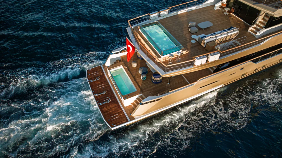 Numarine 40MXP Miouch может похвастаться гидравлической купальной платформой во всю ширину 8.04-метрового корпуса