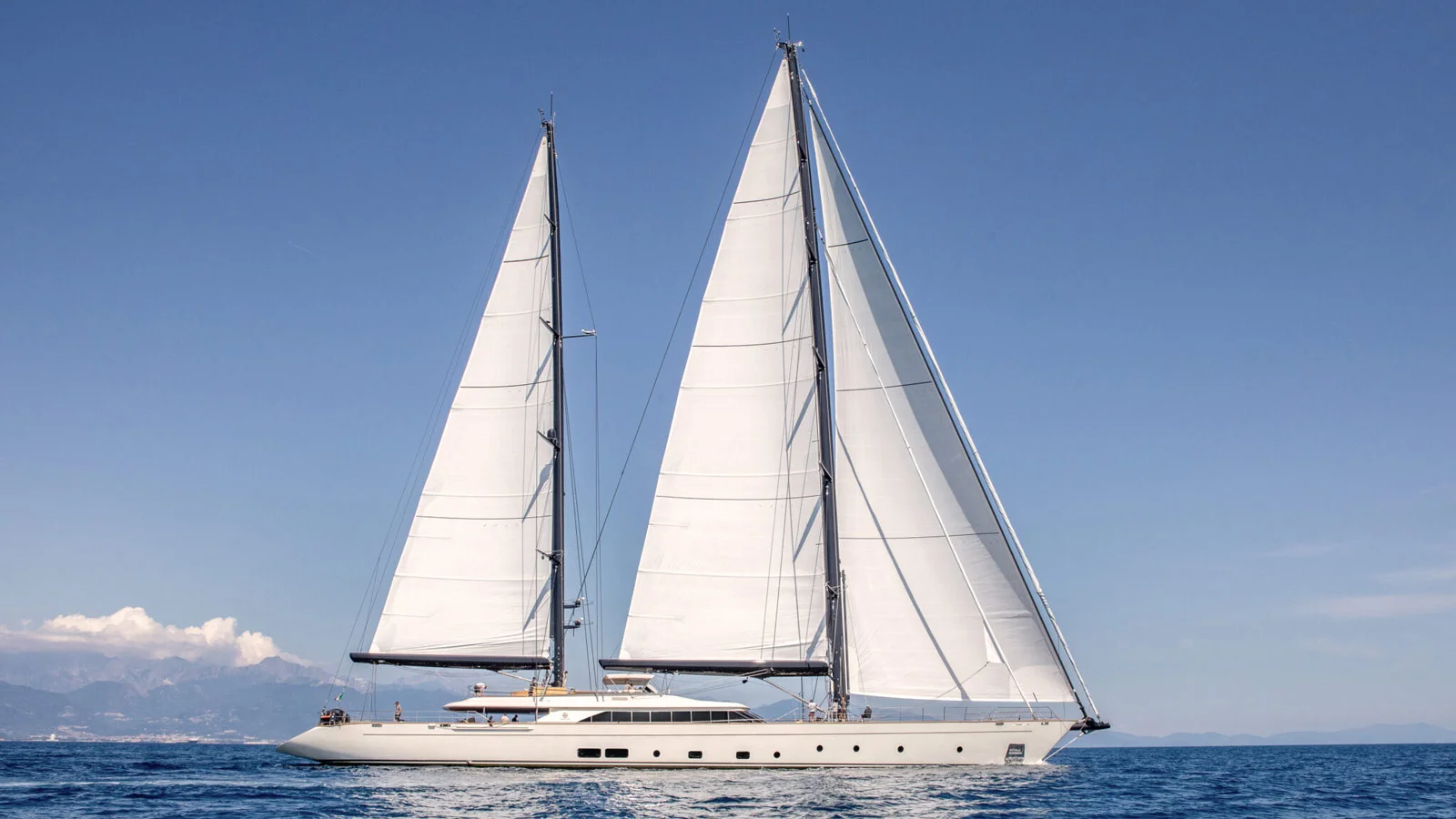 Katana – это четвертый корпус в полукастомной серии 60-метровых парусников Perini Navi