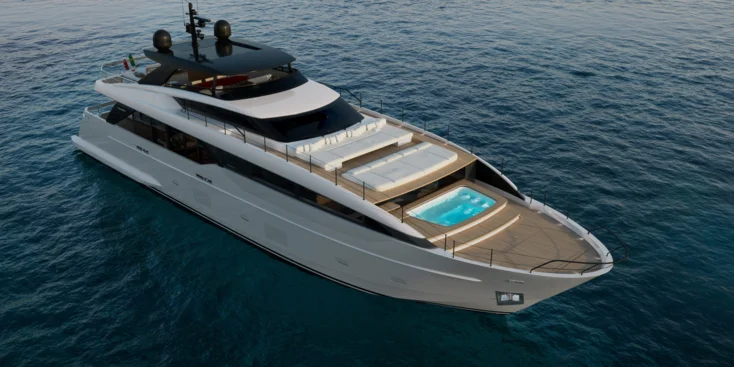 На фордеке Sanlorenzo SL110A связанная с флайбриджем многоуровневая зона отдыха с бассейном и лаунджем