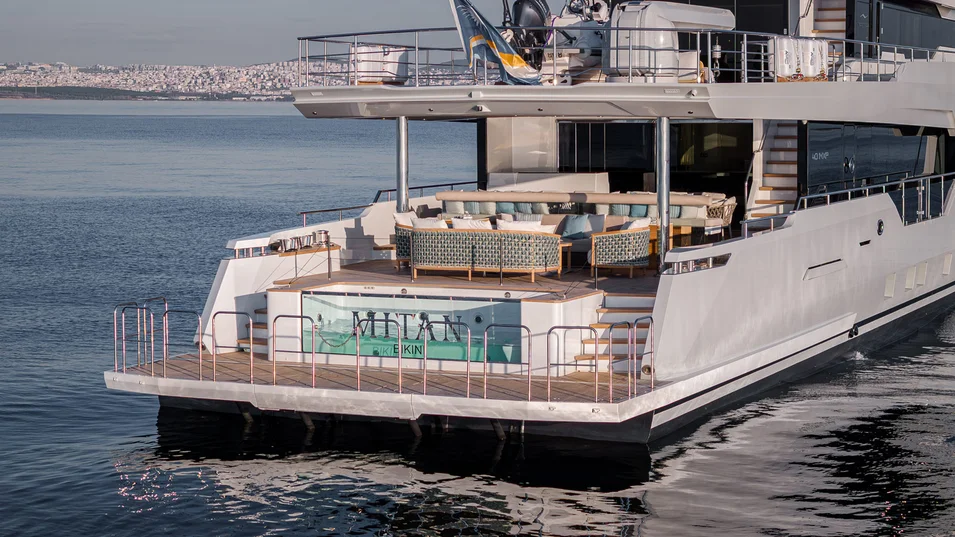 Кормовая часть Numarine Mitan сделана трехуровневой